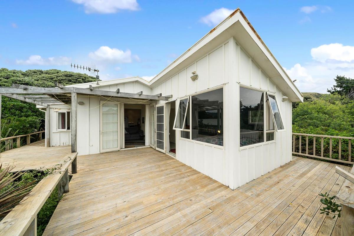 Ridge Top Views - Paekakariki Holiday Home - Housity
