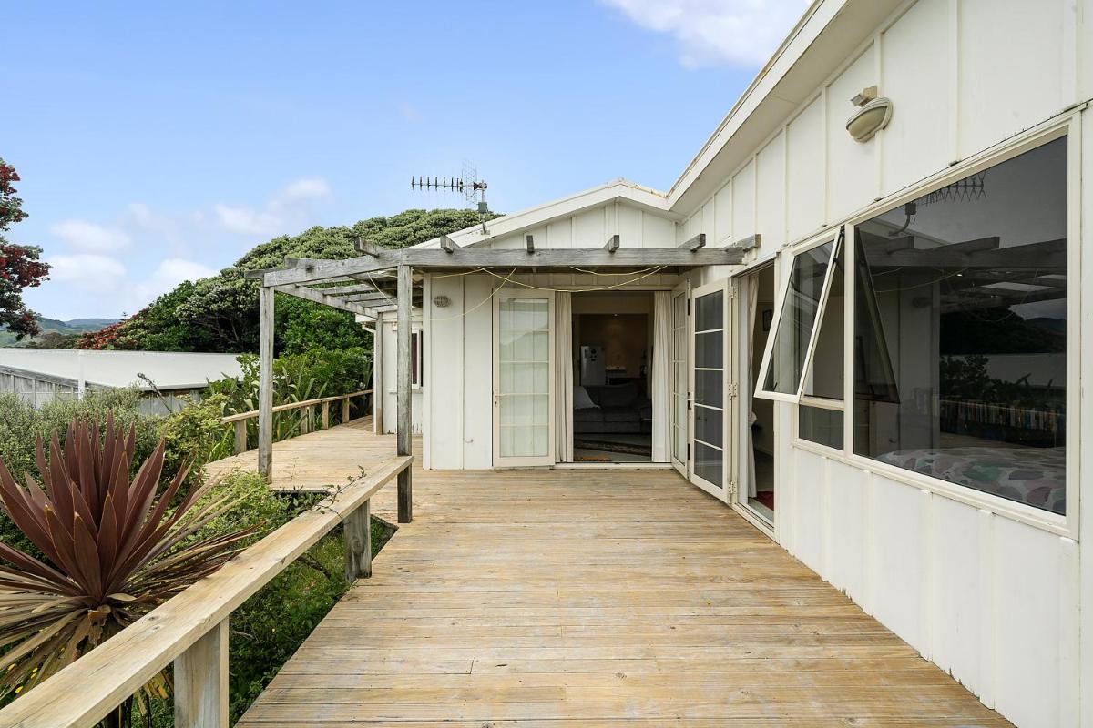 Ridge Top Views - Paekakariki Holiday Home - Housity