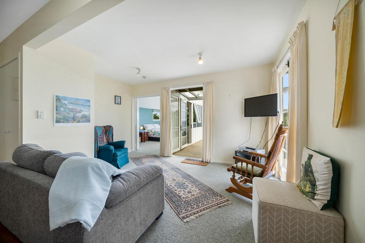 Ridge Top Views - Paekakariki Holiday Home - Housity