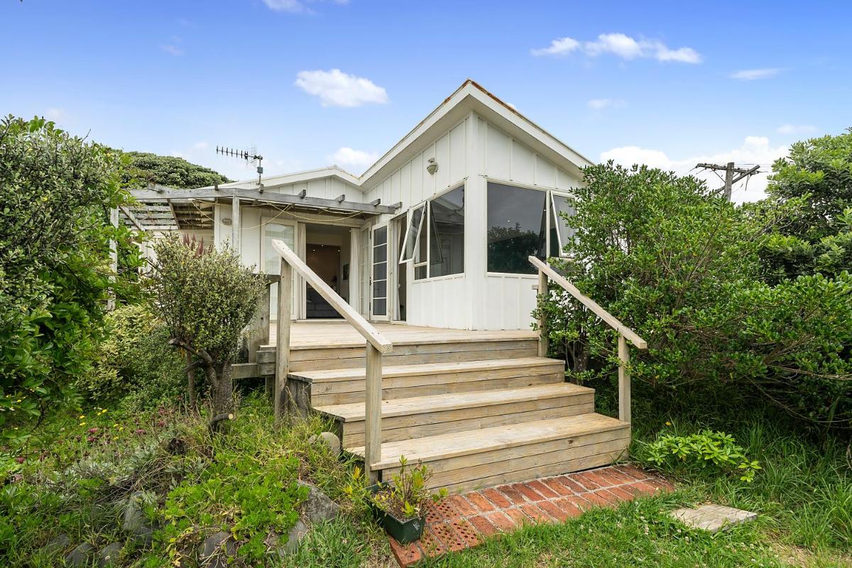 Ridge Top Views - Paekakariki Holiday Home - Housity