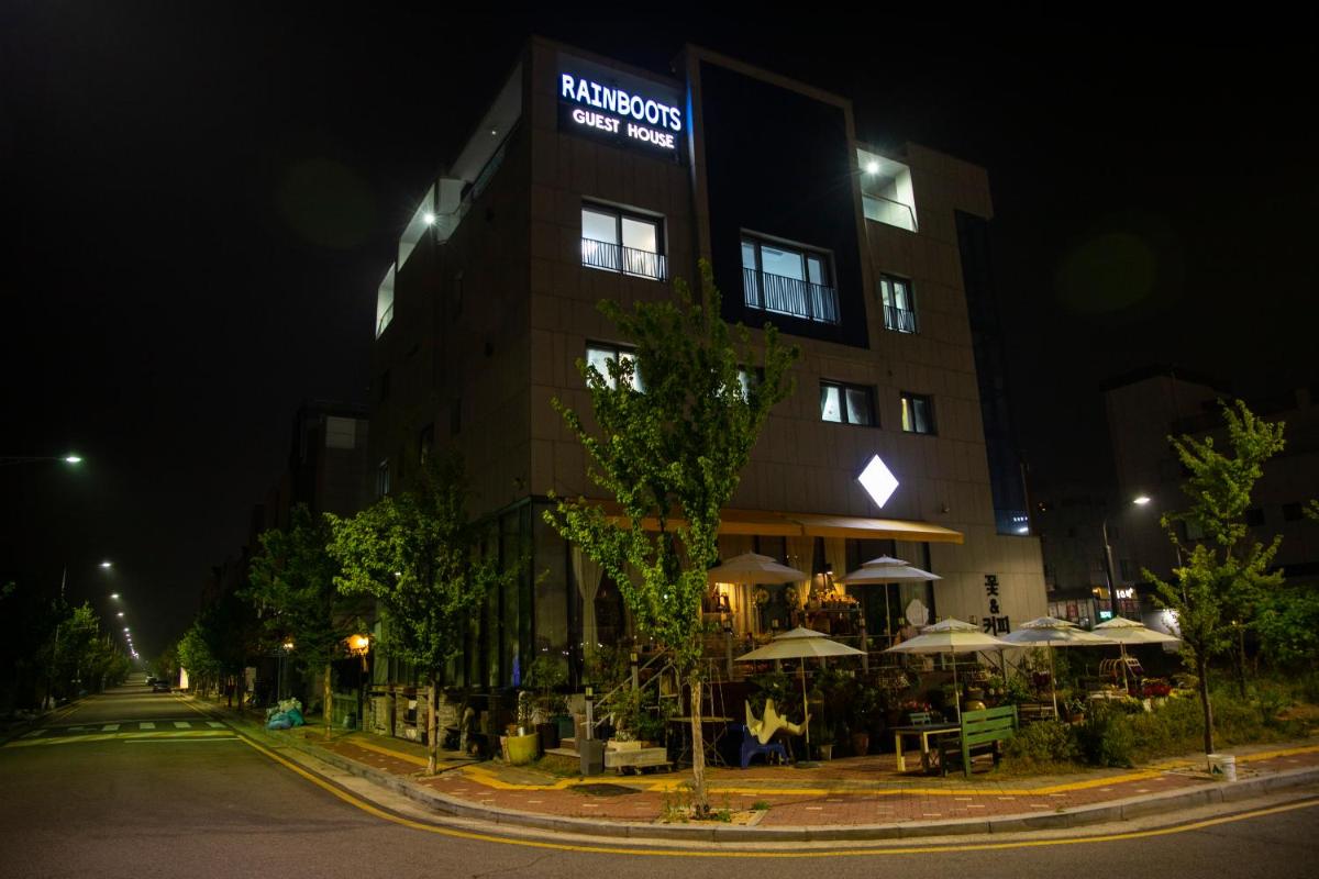 Rain Boots Guest House - Housity