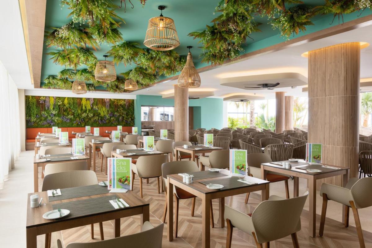 Un restaurante o sitio para comer en Hotel Riu Palace Jandia