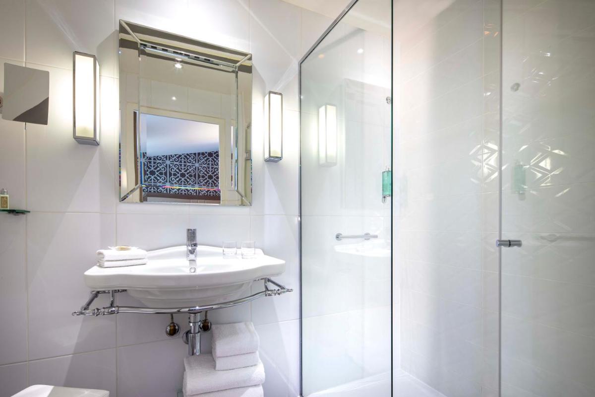 Salle de bains dans l'établissement Hotel Phileas Lazare & Spa - Opera