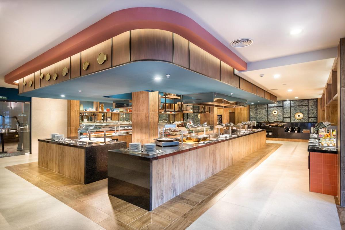 Comida en o cerca de este hotel