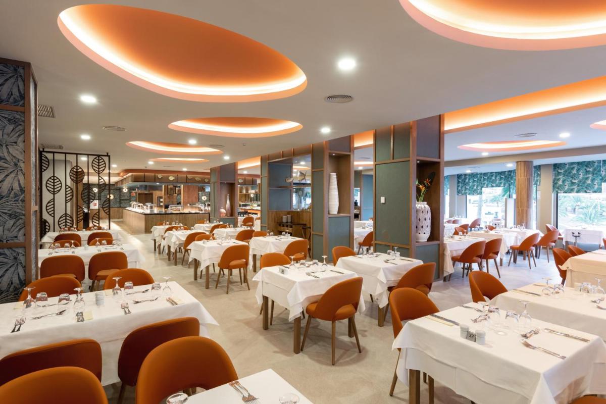 Un restaurante o sitio para comer en Hotel Riu Palace Jandia
