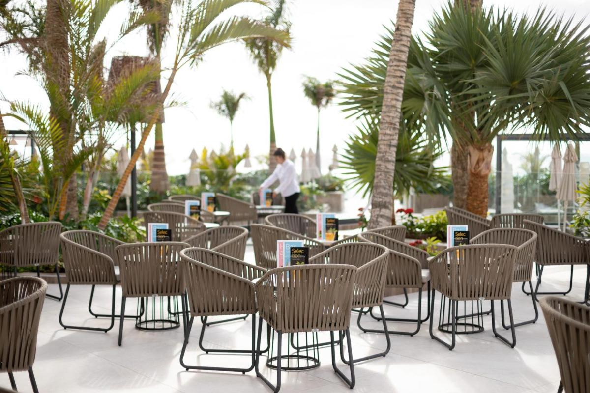 Un restaurante o sitio para comer en Hotel Riu Palace Jandia