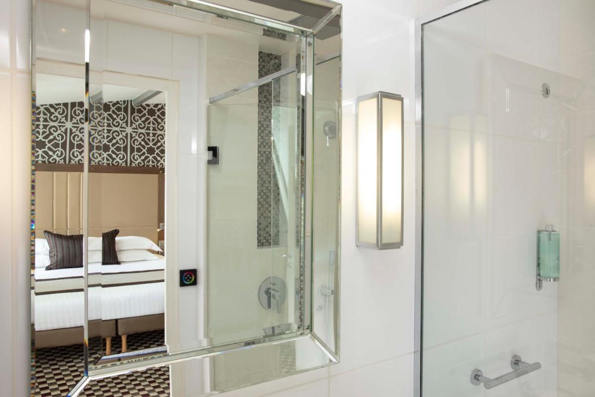 Salle de bains dans l'établissement Hotel Phileas Lazare & Spa - Opera