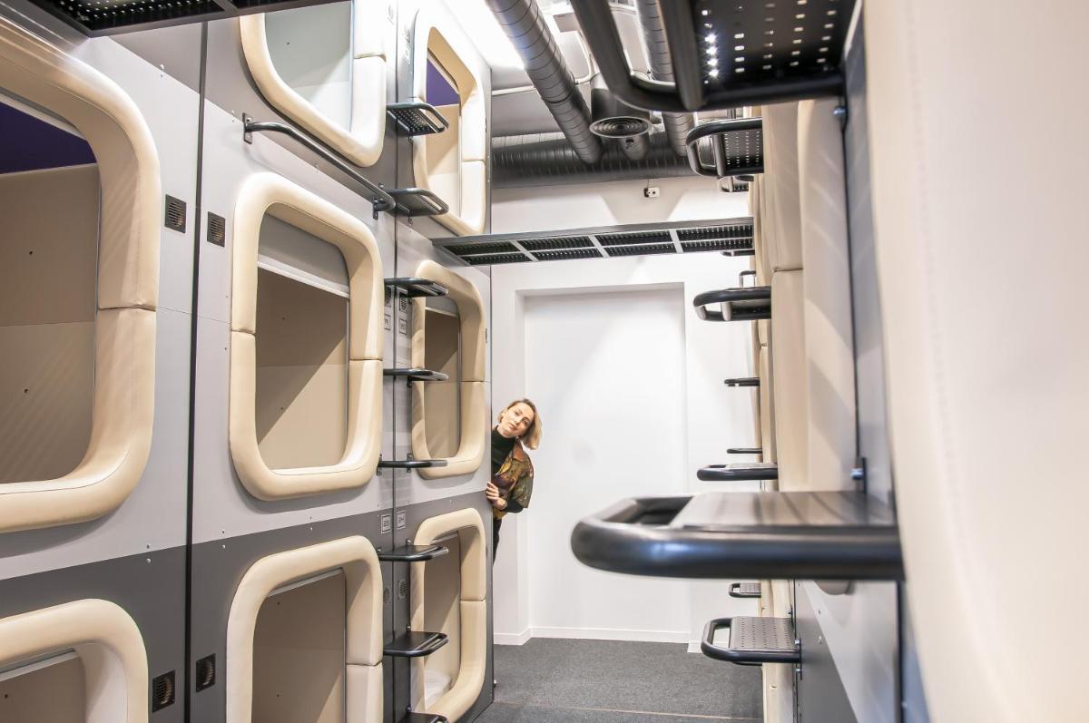 AV-2 capsule hotel - Housity