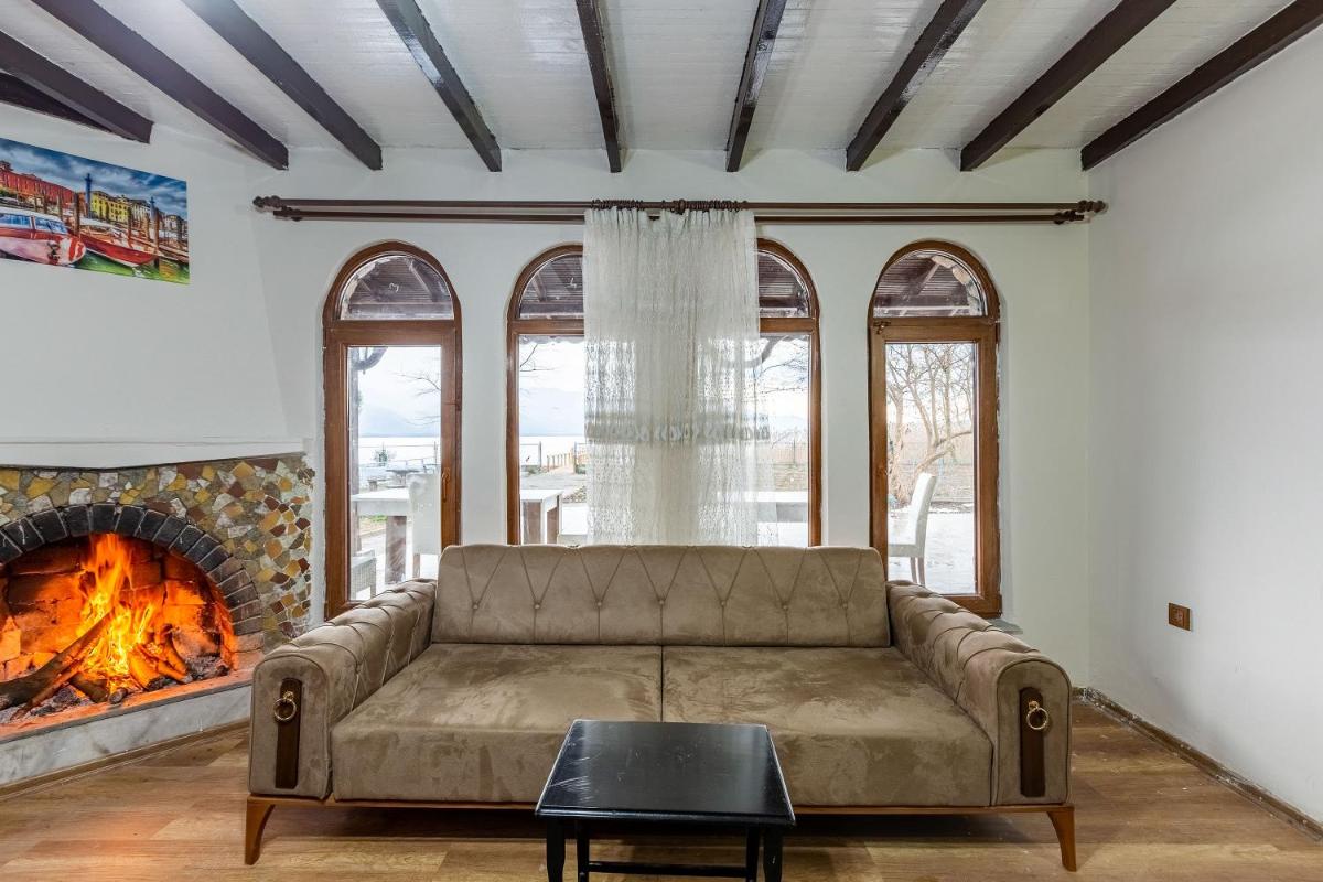 Peaceful Villa Birdbox - Housity