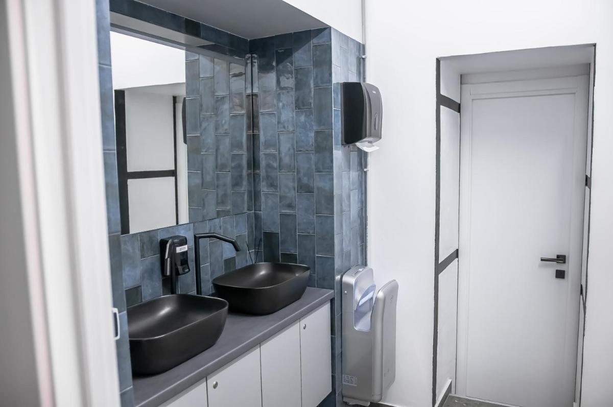 AV-2 capsule hotel - Housity