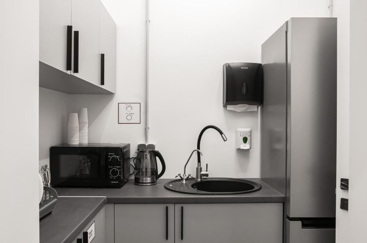 AV-2 capsule hotel - Housity