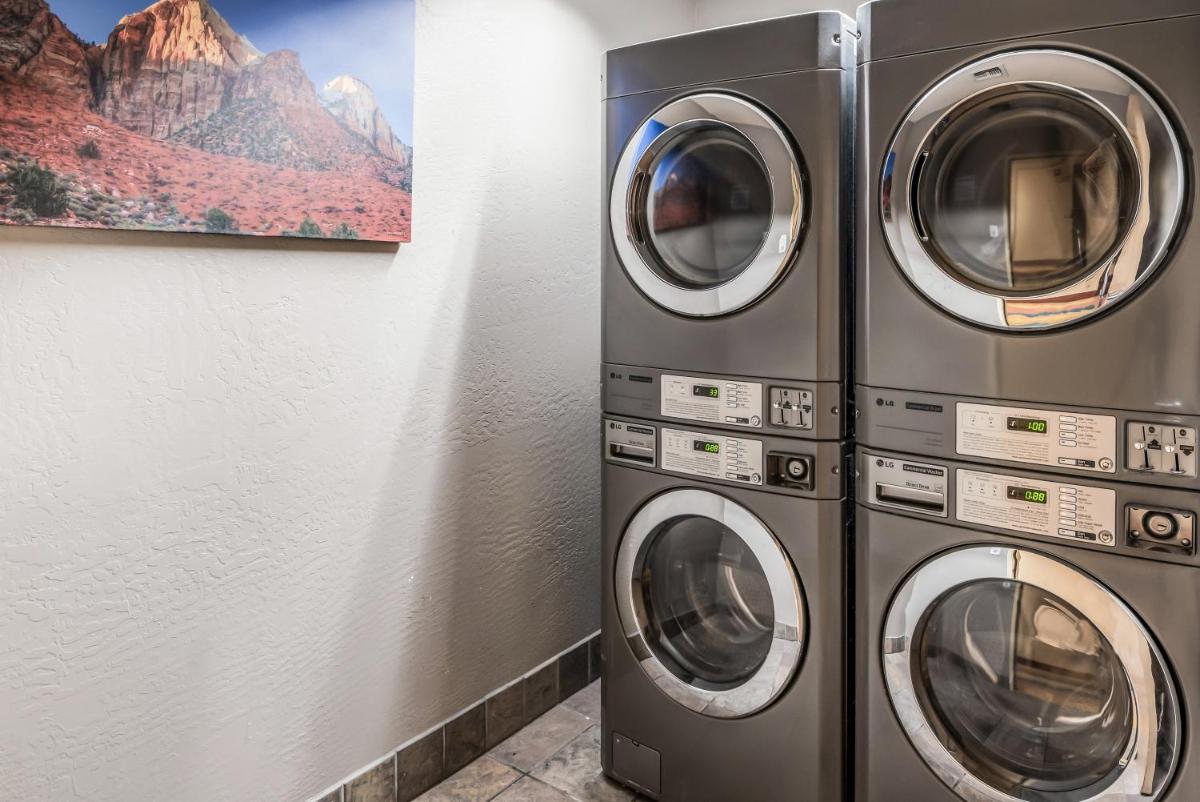 Red Lion Inn & Suites Goodyear Newly Renovated - Housity