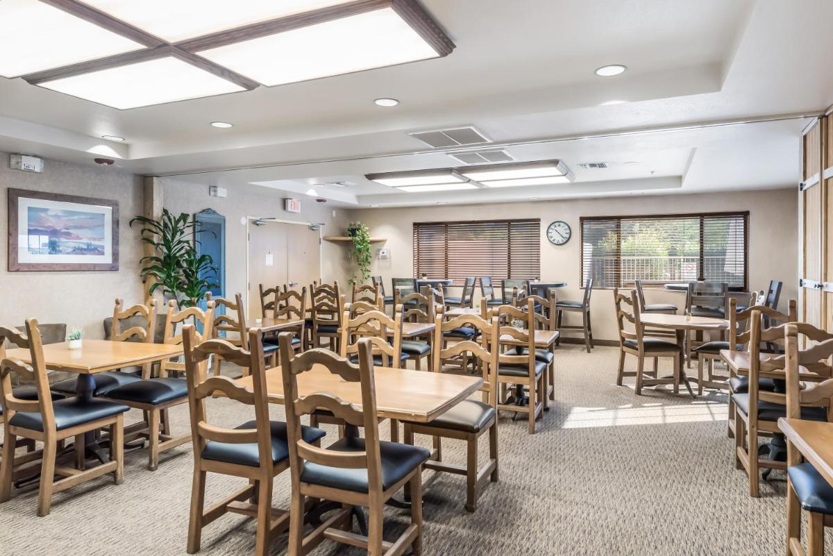 Red Lion Inn & Suites Goodyear Newly Renovated - Housity