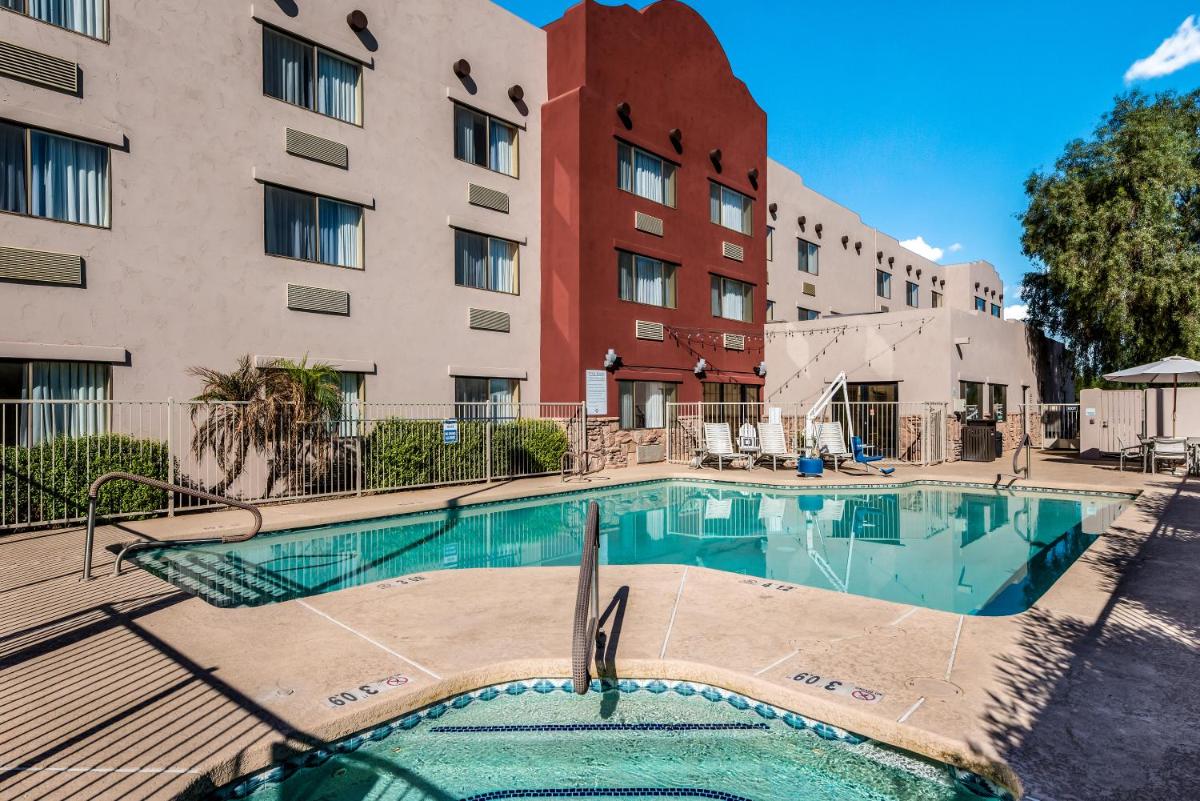 Red Lion Inn & Suites Goodyear Newly Renovated - Housity