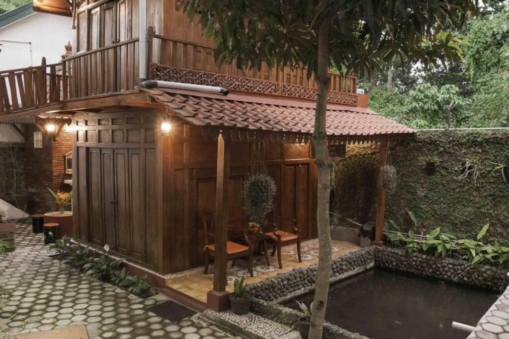 Rumah Kayu Joglo Yudhistira, tepi sungai, 2BR - Housity