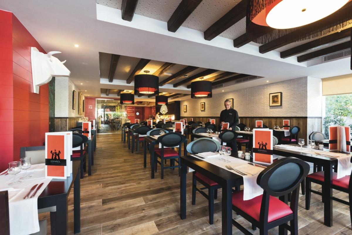Un restaurante o sitio para comer en Hotel Riu Bravo - 0'0 All Inclusive
