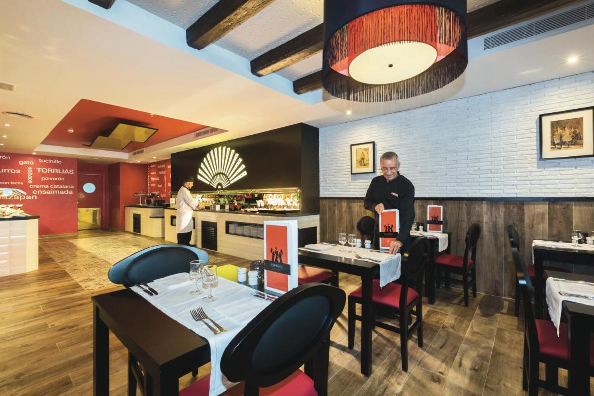 Un restaurante o sitio para comer en Hotel Riu Bravo - 0'0 All Inclusive