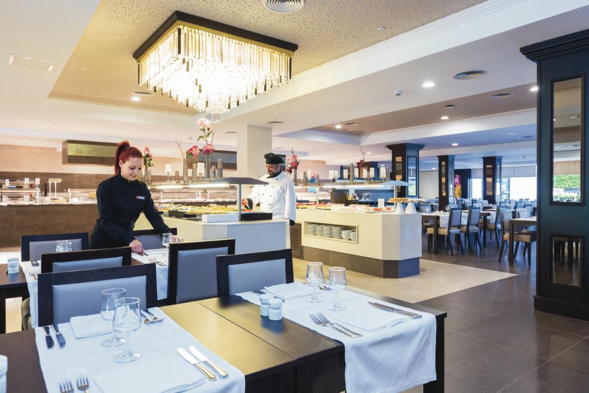 Un restaurante o sitio para comer en Hotel Riu Bravo - 0'0 All Inclusive