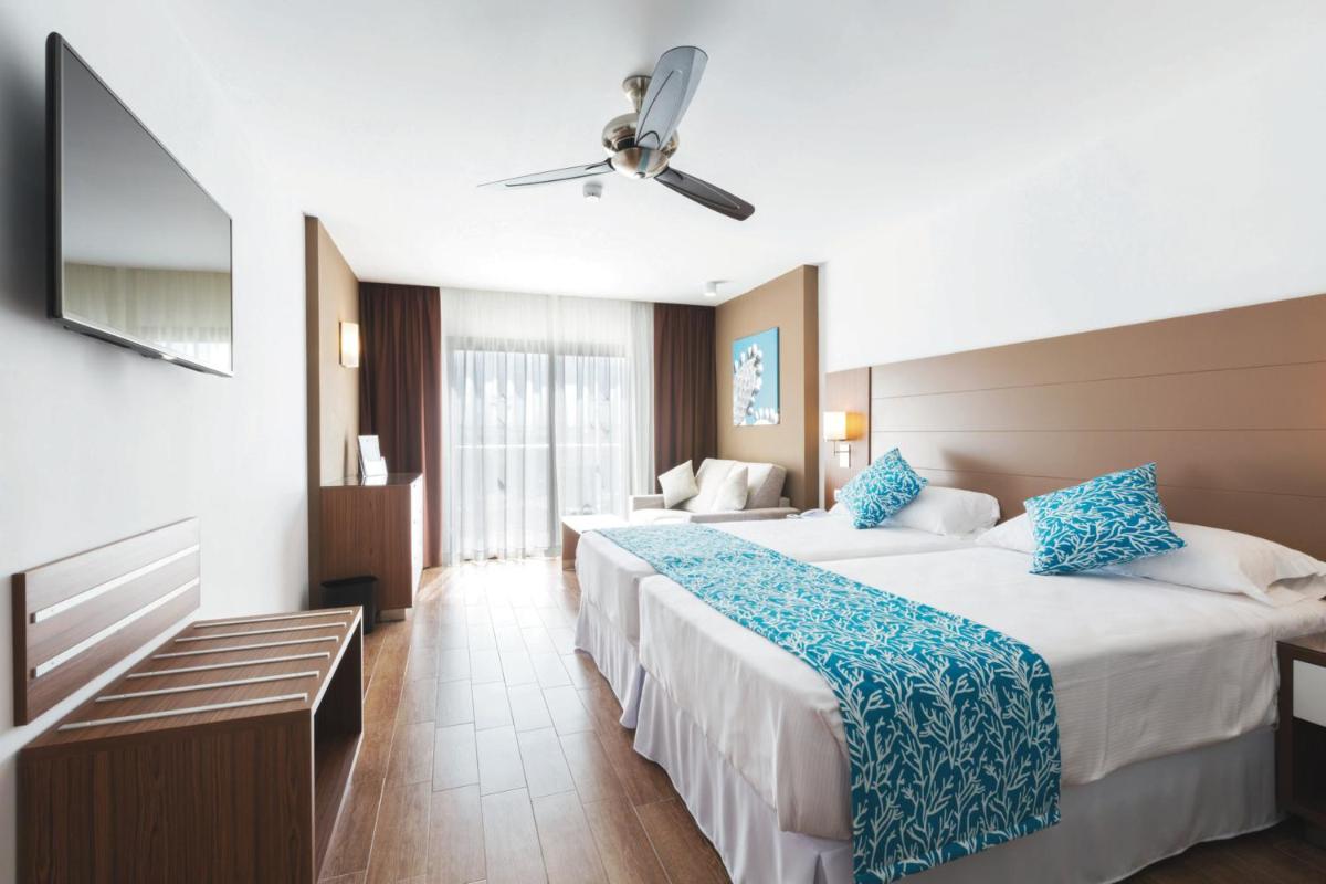 Cama o camas de una habitación en Hotel Riu Bravo - 0'0 All Inclusive