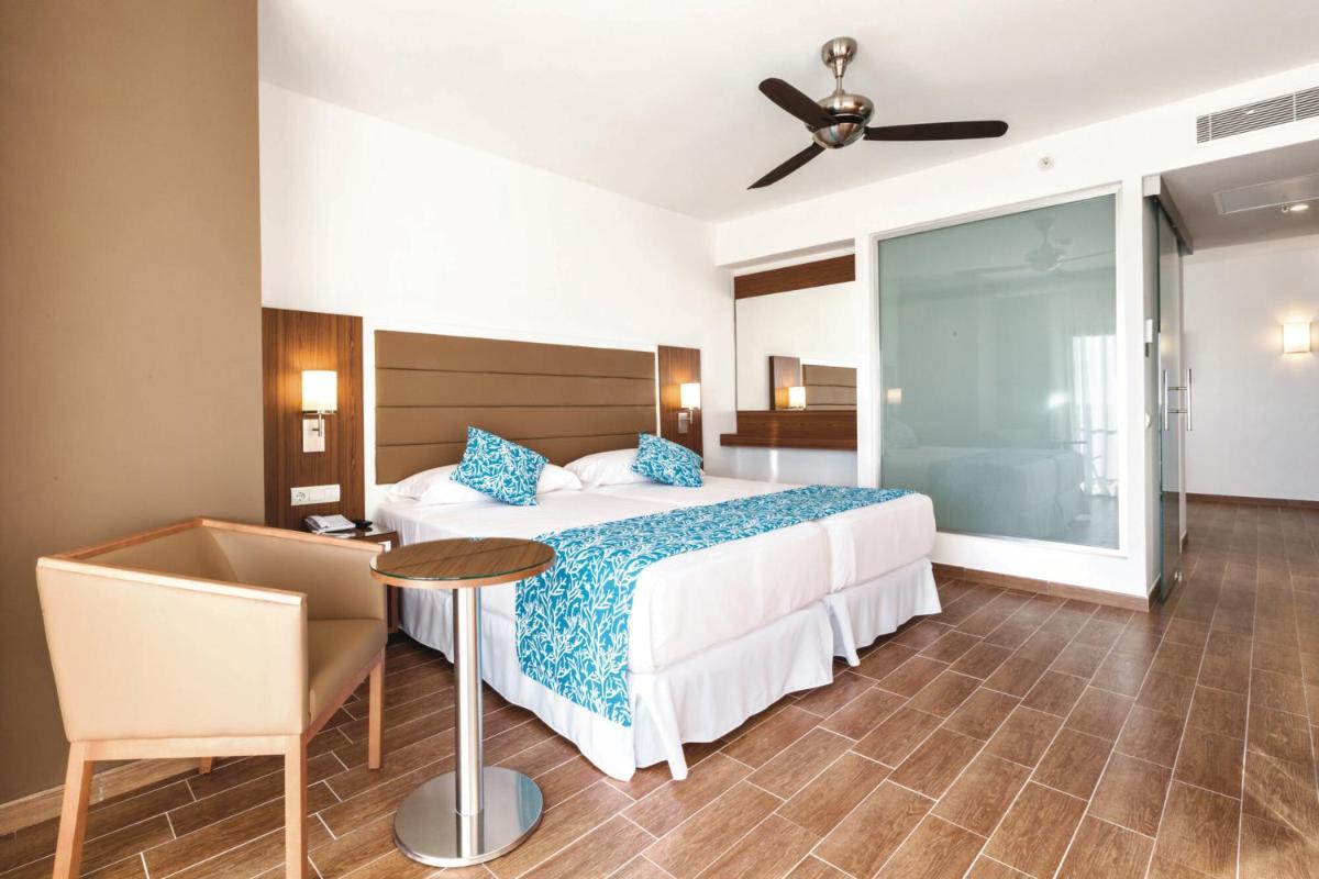 Cama o camas de una habitación en Hotel Riu Bravo - 0'0 All Inclusive