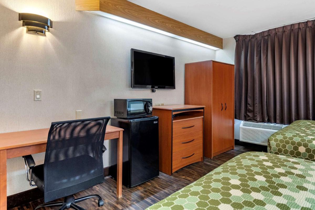 Econo Lodge North Academy - Housity