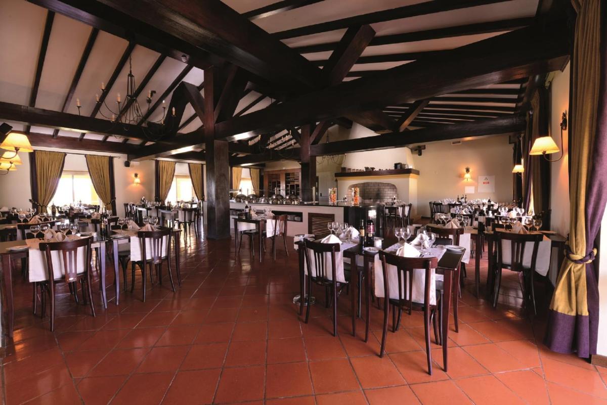 Um restaurante ou outro lugar para comer em Vila Gale Alentejo Vineyard - Clube de Campo