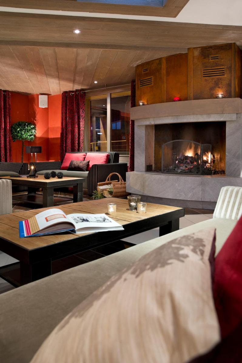 un salon avec un canapé et une cheminée dans l'établissement CGH Résidence Boutique Le Chalet des Dolines, à Montgenèvre 29 autres photos