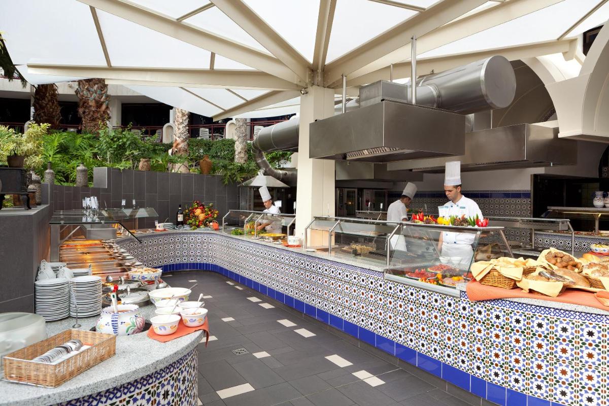 Comida en o cerca de este hotel