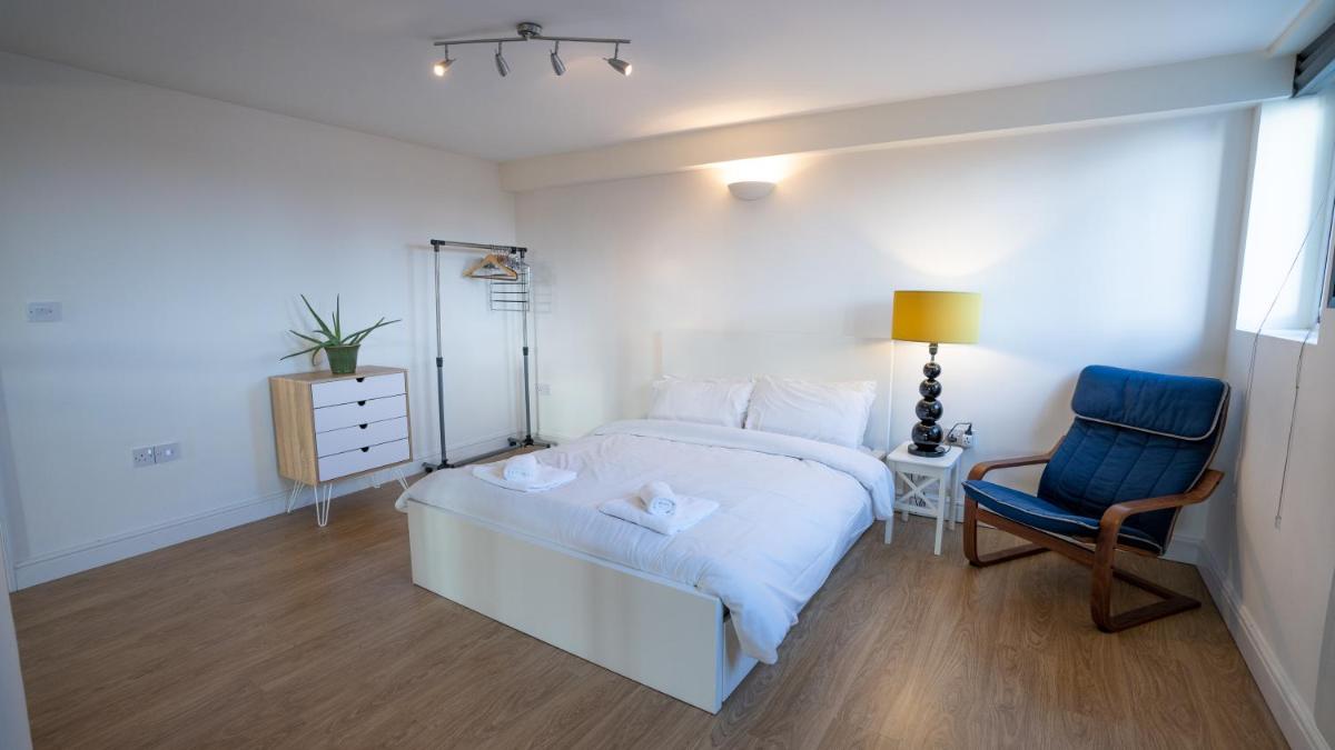 Stunning Mezzanine Apartment Near City Centre - Housity