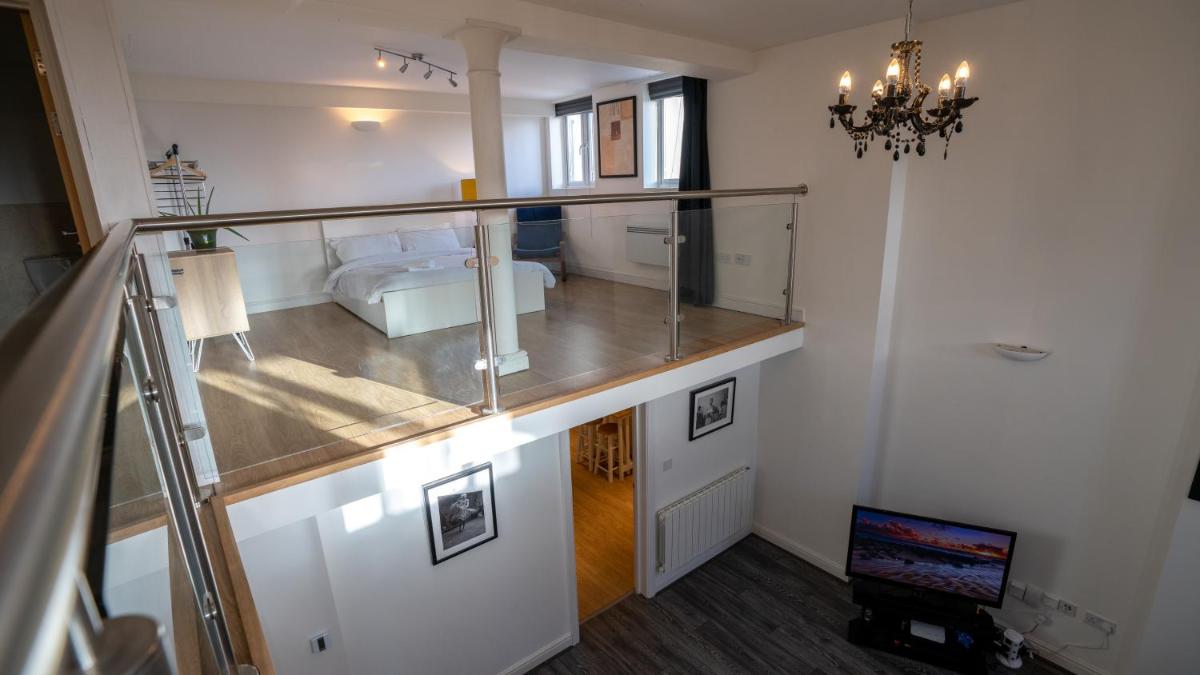 Stunning Mezzanine Apartment Near City Centre - Housity