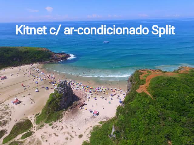 KITNET S1 em TORRES-RS - Na mais bela praia Gaúcha - Cozinha - Banheiro - Ar condicionado - TV e Wi-Fi - Estacionamento - Anfitriã Superhost no BnB - Housity
