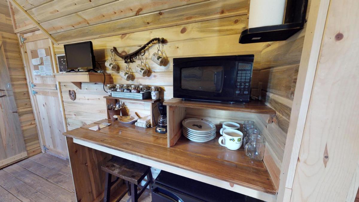 Canyonlands Barn Cabin with Loft, Full Kitchen, Dining Area for Large Groups - Housity