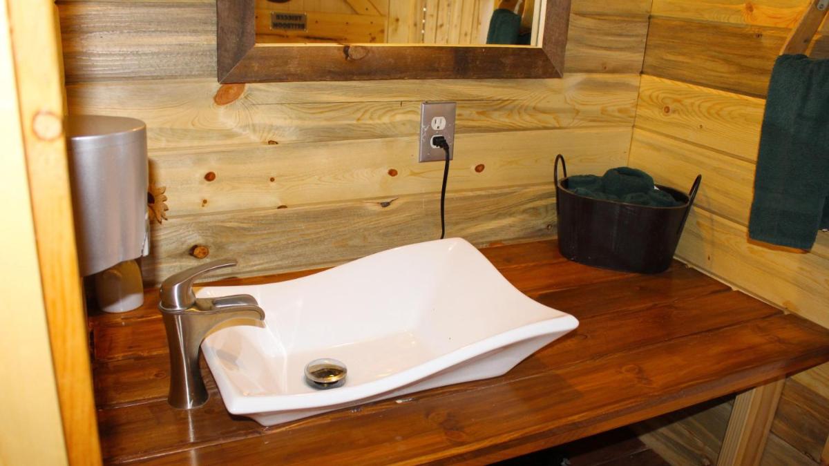 Canyonlands Barn Cabin with Loft, Full Kitchen, Dining Area for Large Groups - Housity