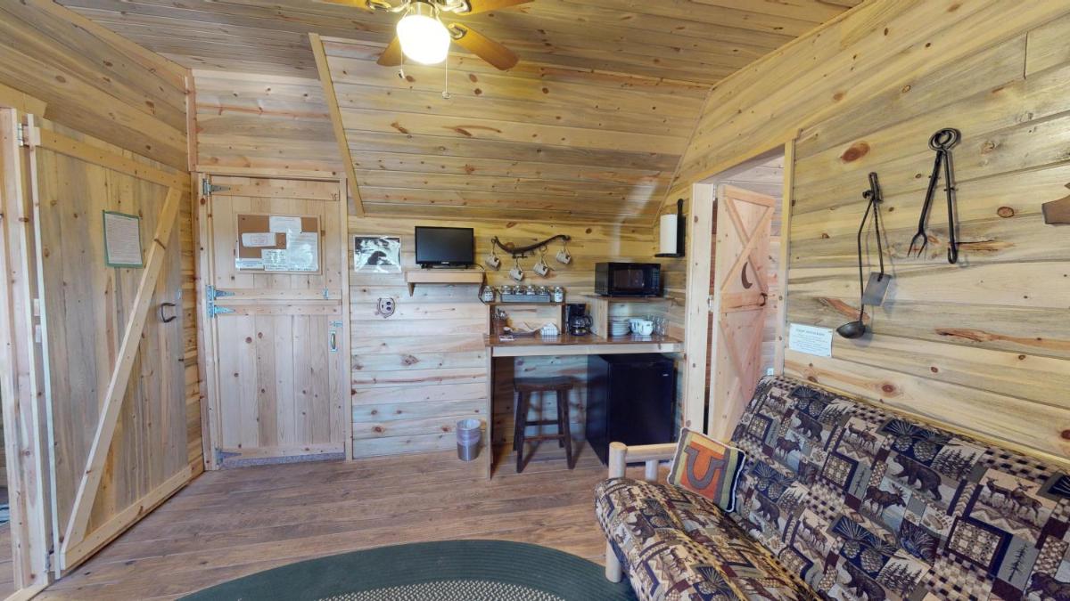 Canyonlands Barn Cabin with Loft, Full Kitchen, Dining Area for Large Groups - Housity
