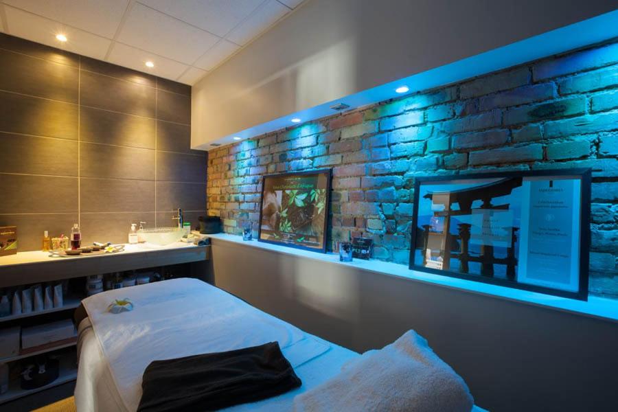 une chambre avec un lit et une salle de bain avec un miroir dans l'établissement Hôtel et Spa La Villa K - Basel Airport, à Saint-Louis