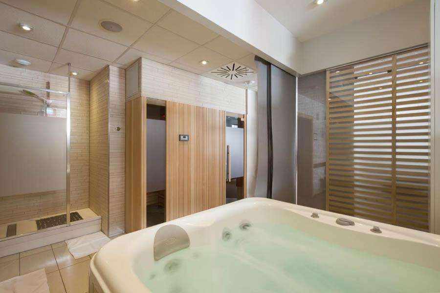 Salle de bains dans l'établissement Hôtel et Spa La Villa K - Basel Airport