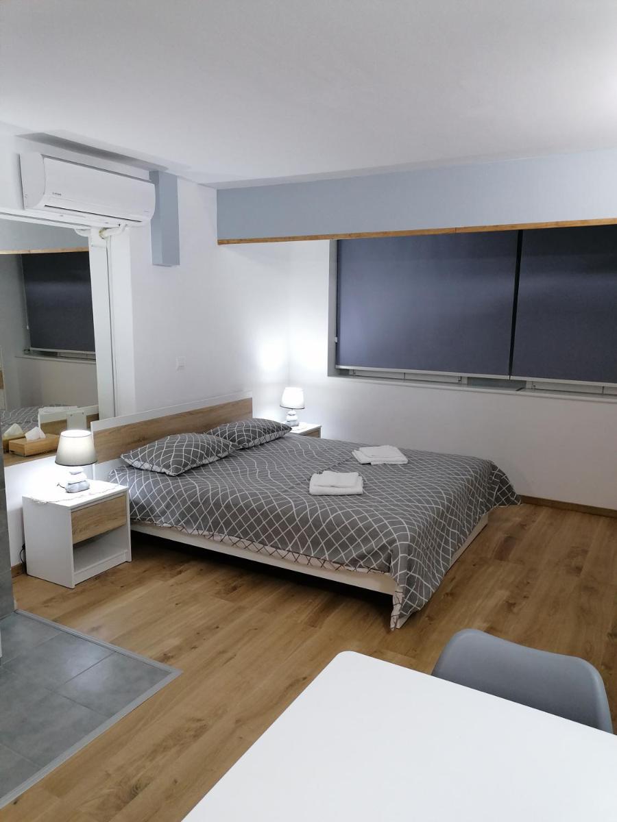 IOANNOU COURT - Natural Oak STUDIO - Housity
