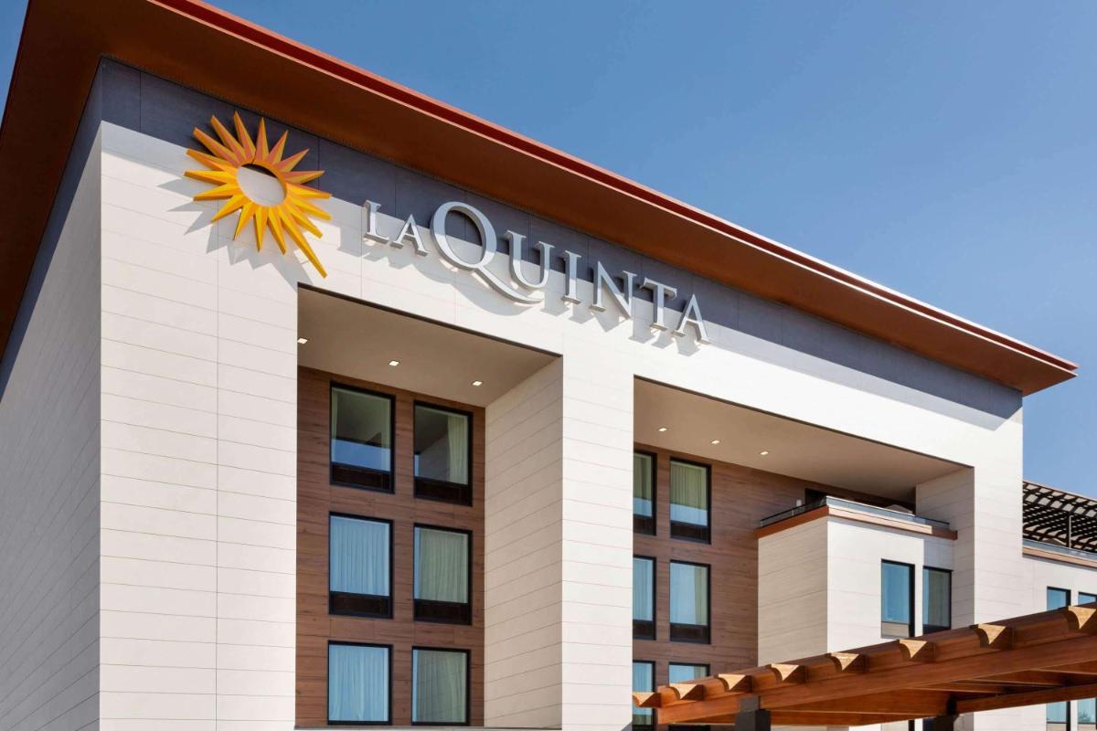 La Quinta Inn & Suites by Wyndham Santa Rosa Sonoma - Housity
