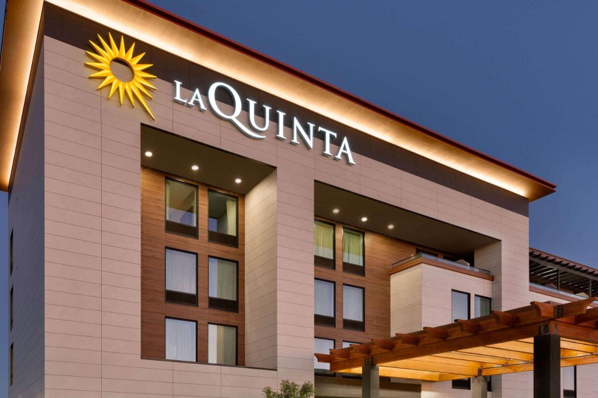 La Quinta Inn & Suites by Wyndham Santa Rosa Sonoma - Housity