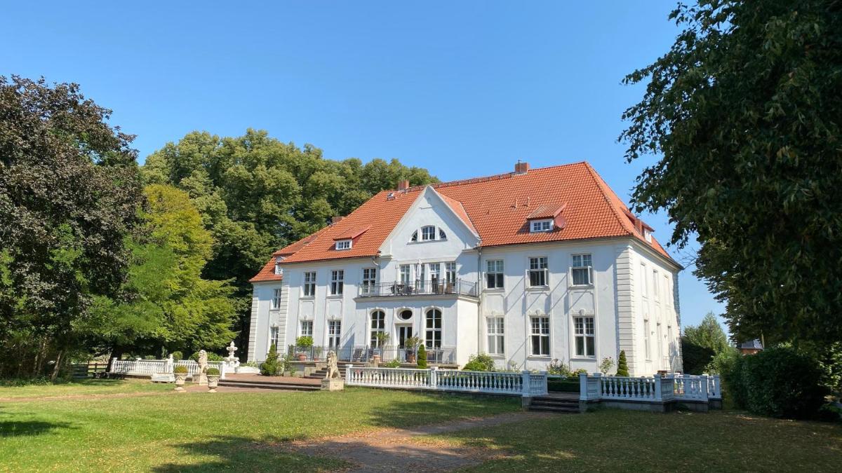 Schloss Badow - Housity