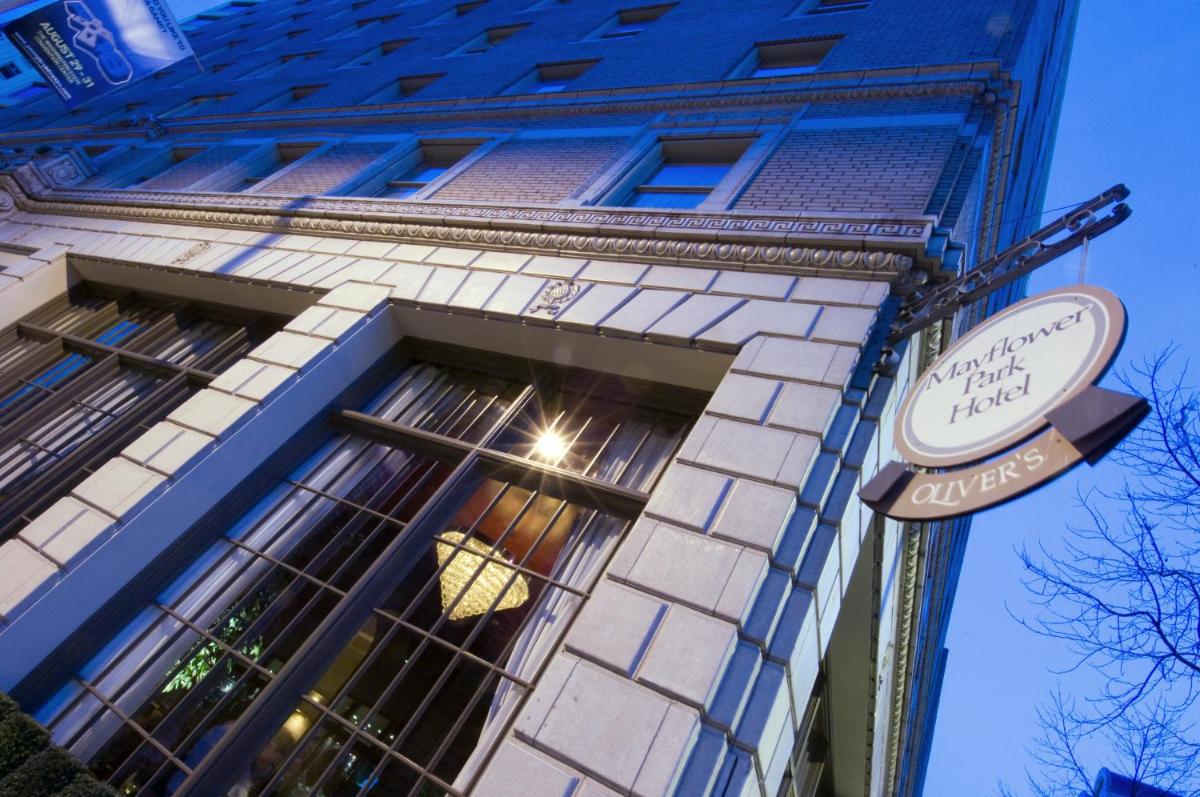 Mayflower Park Hotel - Housity