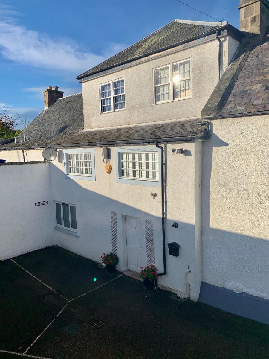 Hill House - Mews Town House, in a quiet private close, in the City Centre of Inverness. - Housity