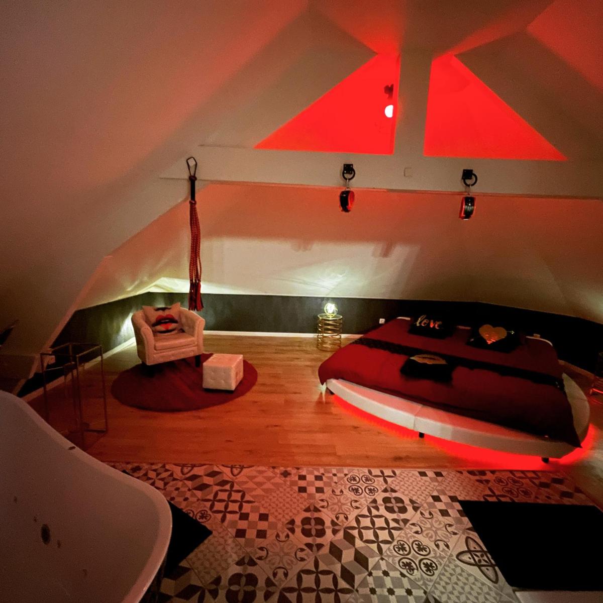 Redroom Loveroom Chambre Spa privative Insolite Thème 50 nuances de grey - Housity