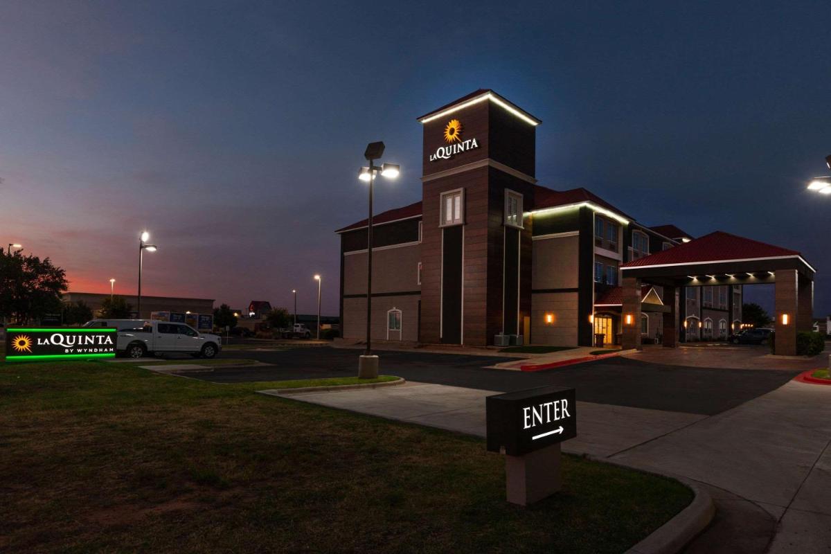 La Quinta by Wyndham Midland North - Housity