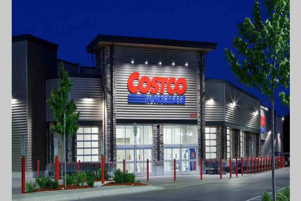 Upscale Suite By Restaurants, Costco, Best Buy, Airport - Housity