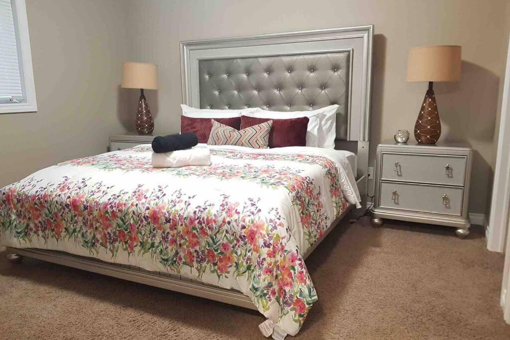 Upscale Suite By Restaurants, Costco, Best Buy, Airport - Housity