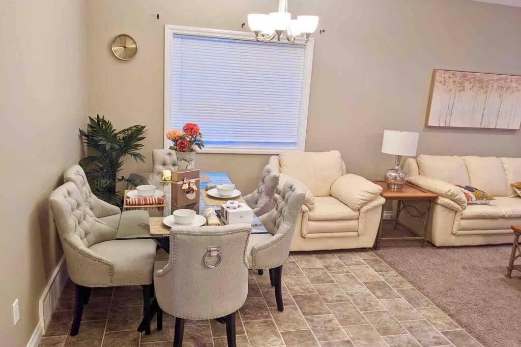 Upscale Suite By Restaurants, Costco, Best Buy, Airport - Housity
