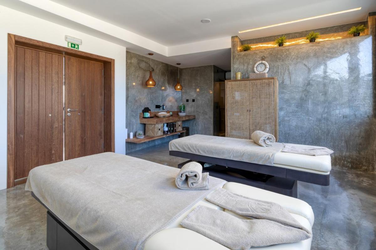 Uma cama ou camas num quarto em Well Hotel & Spa
