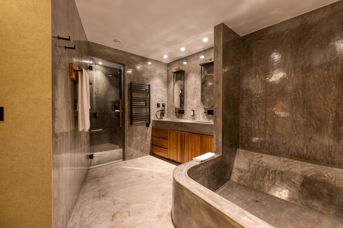 Uma casa de banho em Well Hotel & Spa