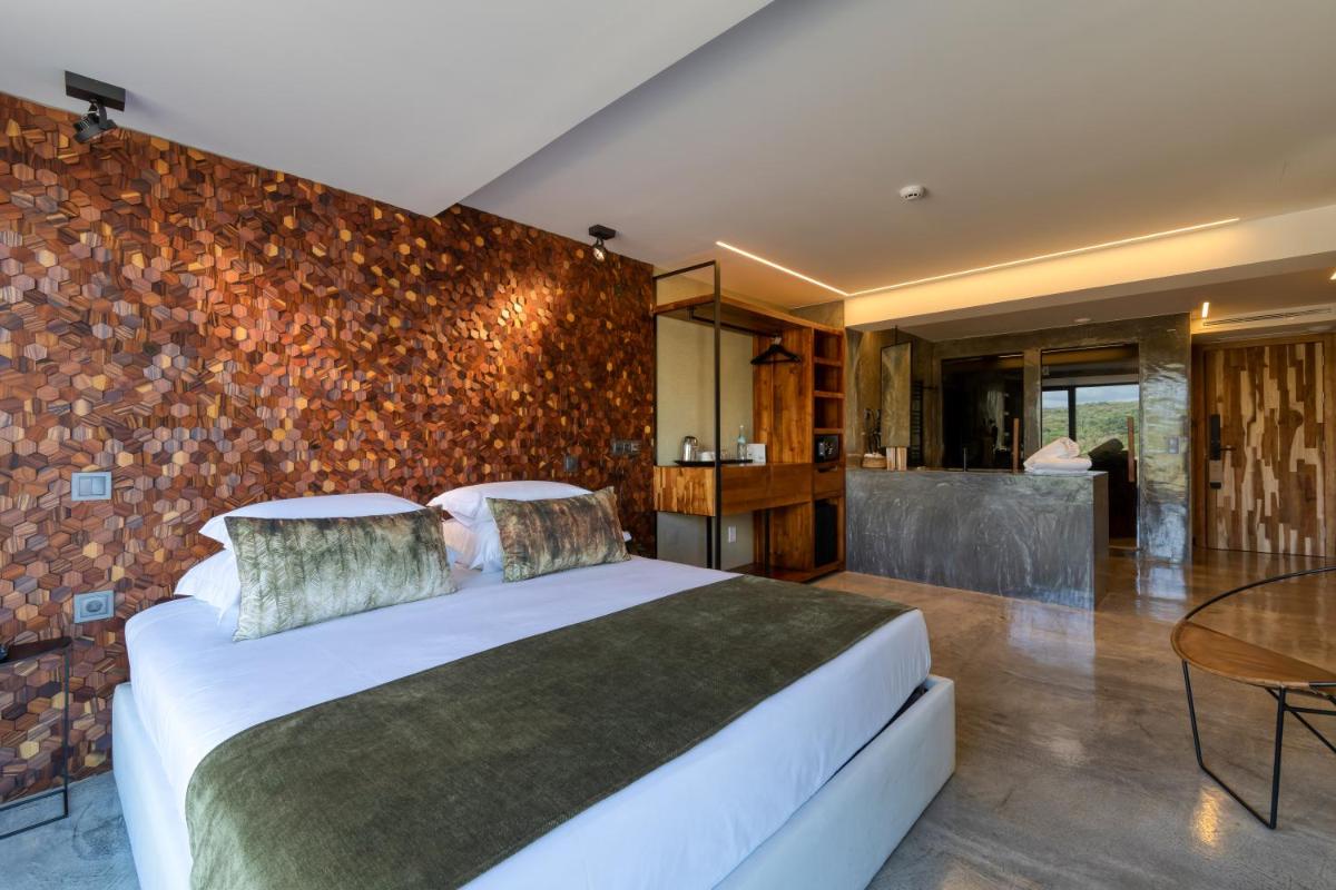 Uma cama ou camas num quarto em Well Hotel & Spa